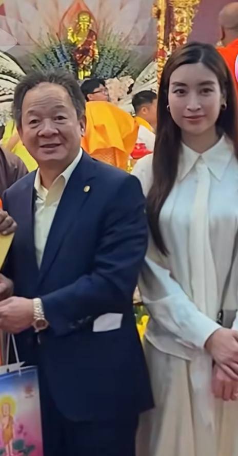 Khoảnh khắc hoa hậu Đỗ Mỹ Linh lộ diện bên cạnh bầu Hiển gây sốt cõi mạng, phong thái chuẩn dâu hào môn- Ảnh 1. Khoảnh khắc hoa hậu Đỗ Mỹ Linh lộ diện bên cạnh bầu Hiển gây sốt cõi mạng, phong thái chuẩn dâu hào môn- Ảnh 1.