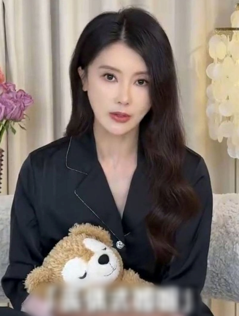 Mỹ nhân trả nợ 4.700 tỷ trong 7 ngày bất ngờ tuyên bố ly hôn chồng chủ tịch- Ảnh 1. Mỹ nhân trả nợ 4.700 tỷ trong 7 ngày bất ngờ tuyên bố ly hôn chồng chủ tịch- Ảnh 1.