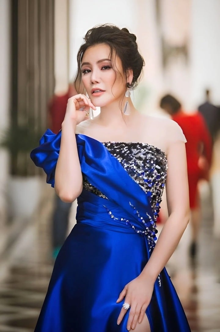 Nhan sắc Hồ Quỳnh Hương thay đổi thế nào sau hơn 20 năm đi hát?- Ảnh 6. Nhan sắc Hồ Quỳnh Hương thay đổi thế nào sau hơn 20 năm đi hát?- Ảnh 6.