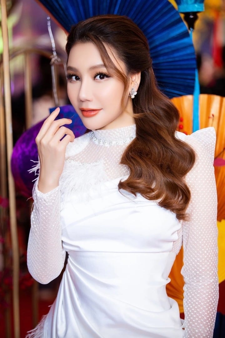 Nhan sắc Hồ Quỳnh Hương thay đổi thế nào sau hơn 20 năm đi hát?- Ảnh 7. Nhan sắc Hồ Quỳnh Hương thay đổi thế nào sau hơn 20 năm đi hát?- Ảnh 7.