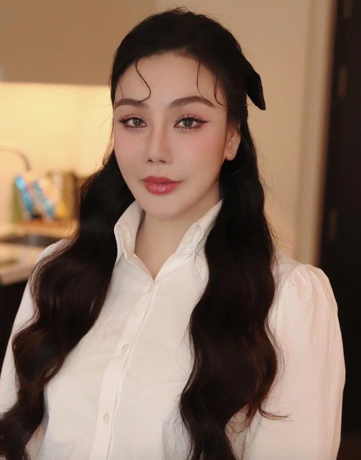 Nhan sắc Hồ Quỳnh Hương thay đổi thế nào sau hơn 20 năm đi hát?- Ảnh 8. Nhan sắc Hồ Quỳnh Hương thay đổi thế nào sau hơn 20 năm đi hát?- Ảnh 8.