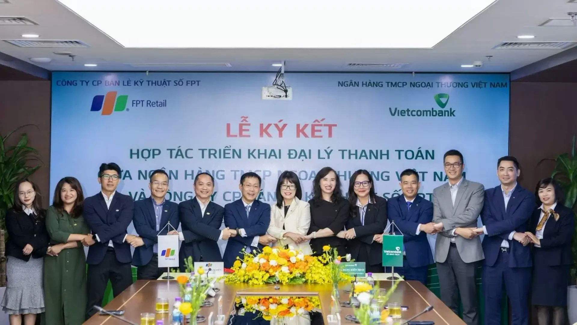 FPT Shop bắt tay Vietcombank biến hơn 600 cửa hàng trở thành "cây ATM" rút, chuyển tiền- Ảnh 1.