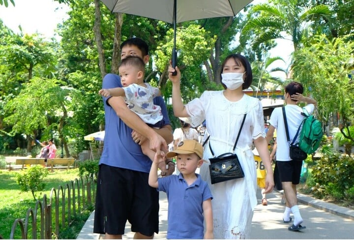 Bộ Chính trị yêu cầu có chính sách hỗ trợ phụ nữ sinh đủ hai con trước 35 tuổi- Ảnh 1. Bộ Chính trị yêu cầu có chính sách hỗ trợ phụ nữ sinh đủ hai con trước 35 tuổi- Ảnh 1.