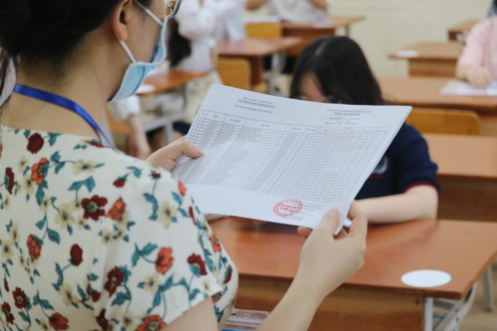 Tỷ lệ 'chọi' lớp 10 trường ngoại thành Hà Nội nhảy vọt, phụ huynh ngã ngửa- Ảnh 1.