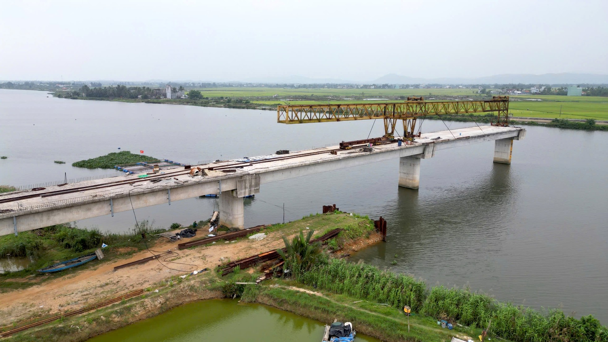 Hơn 4 năm thi công, 8 lần gia hạn, dự án cầu và đường dẫn 220 tỷ vẫn chơi vơi giữa sông- Ảnh 11. Hơn 4 năm thi công, 8 lần gia hạn, dự án cầu và đường dẫn 220 tỷ vẫn chơi vơi giữa sông- Ảnh 11.