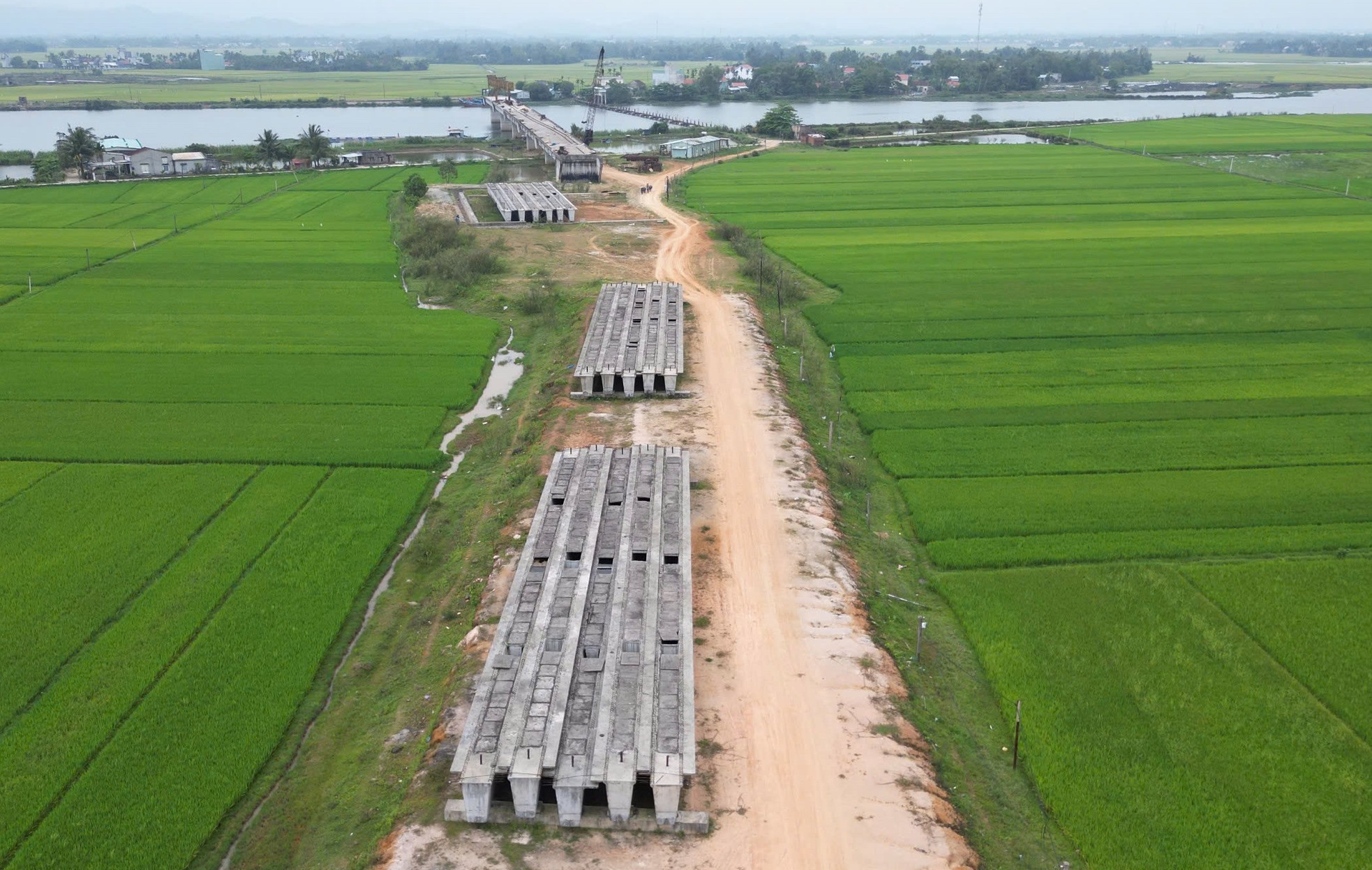 Hơn 4 năm thi công, 8 lần gia hạn, dự án cầu và đường dẫn 220 tỷ vẫn chơi vơi giữa sông- Ảnh 4. Hơn 4 năm thi công, 8 lần gia hạn, dự án cầu và đường dẫn 220 tỷ vẫn chơi vơi giữa sông- Ảnh 4.