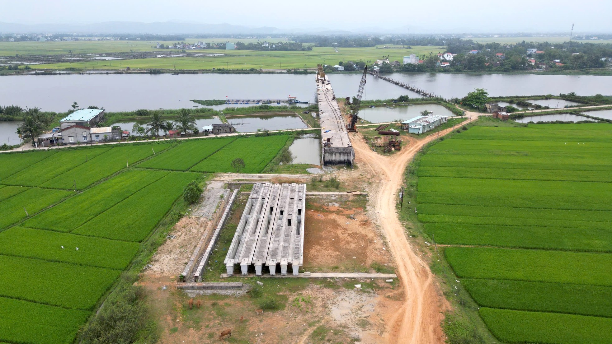 Hơn 4 năm thi công, 8 lần gia hạn, dự án cầu và đường dẫn 220 tỷ vẫn chơi vơi giữa sông- Ảnh 3. Hơn 4 năm thi công, 8 lần gia hạn, dự án cầu và đường dẫn 220 tỷ vẫn chơi vơi giữa sông- Ảnh 3.
