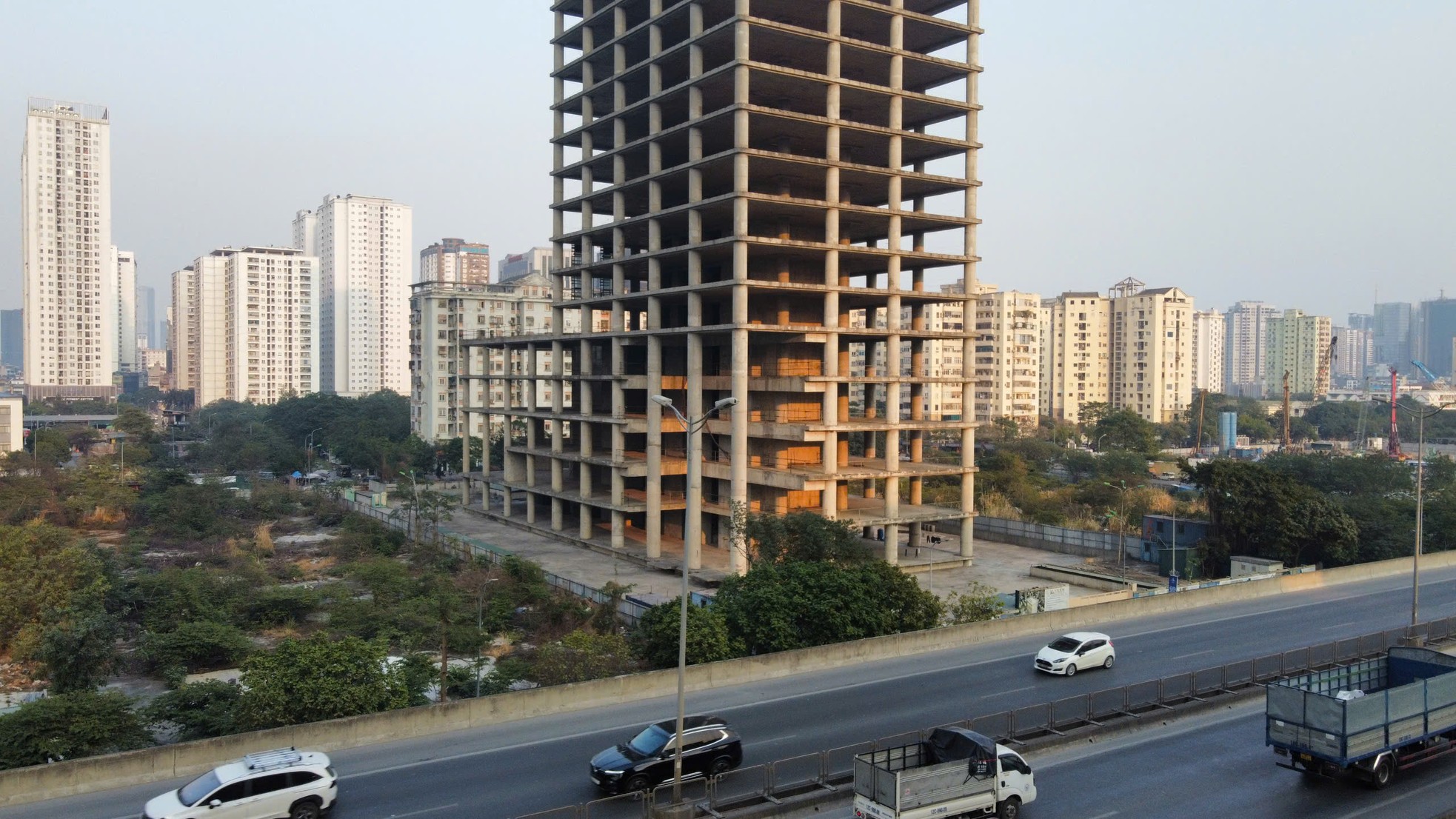 Tận thấy những tòa cao ốc 'chết yểu', bỏ hoang ở Hà Nội- Ảnh 14.