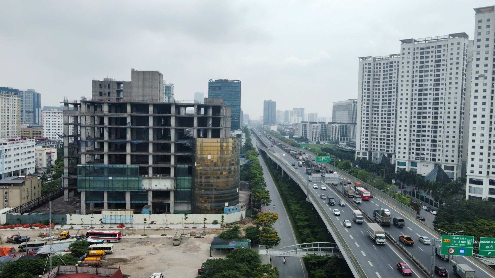 Tận thấy những tòa cao ốc 'chết yểu', bỏ hoang ở Hà Nội- Ảnh 1.