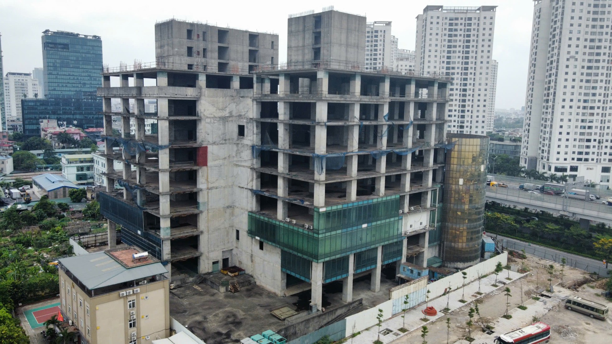 Tận thấy những tòa cao ốc 'chết yểu', bỏ hoang ở Hà Nội- Ảnh 4.