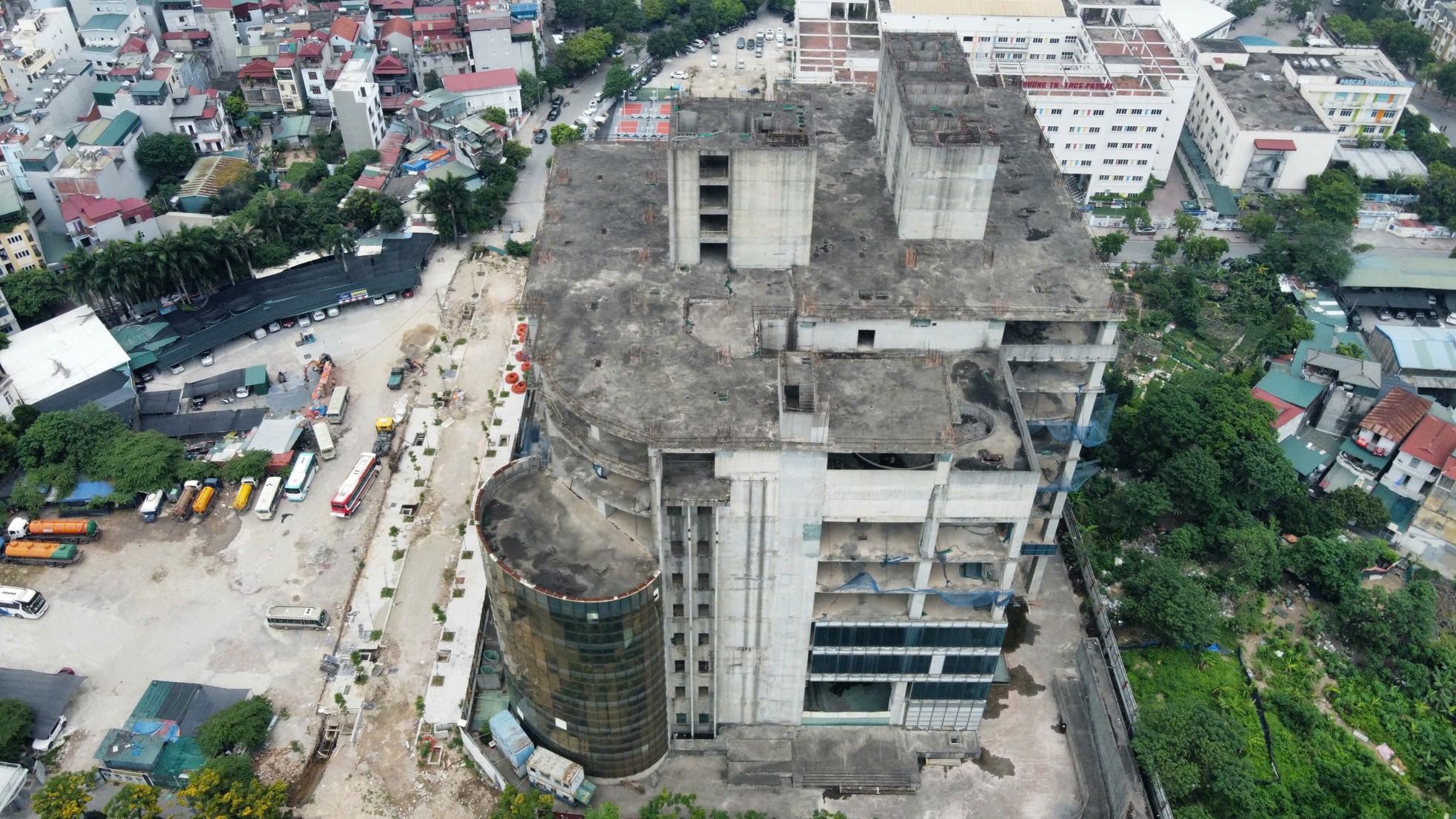 Tận thấy những tòa cao ốc 'chết yểu', bỏ hoang ở Hà Nội- Ảnh 2.