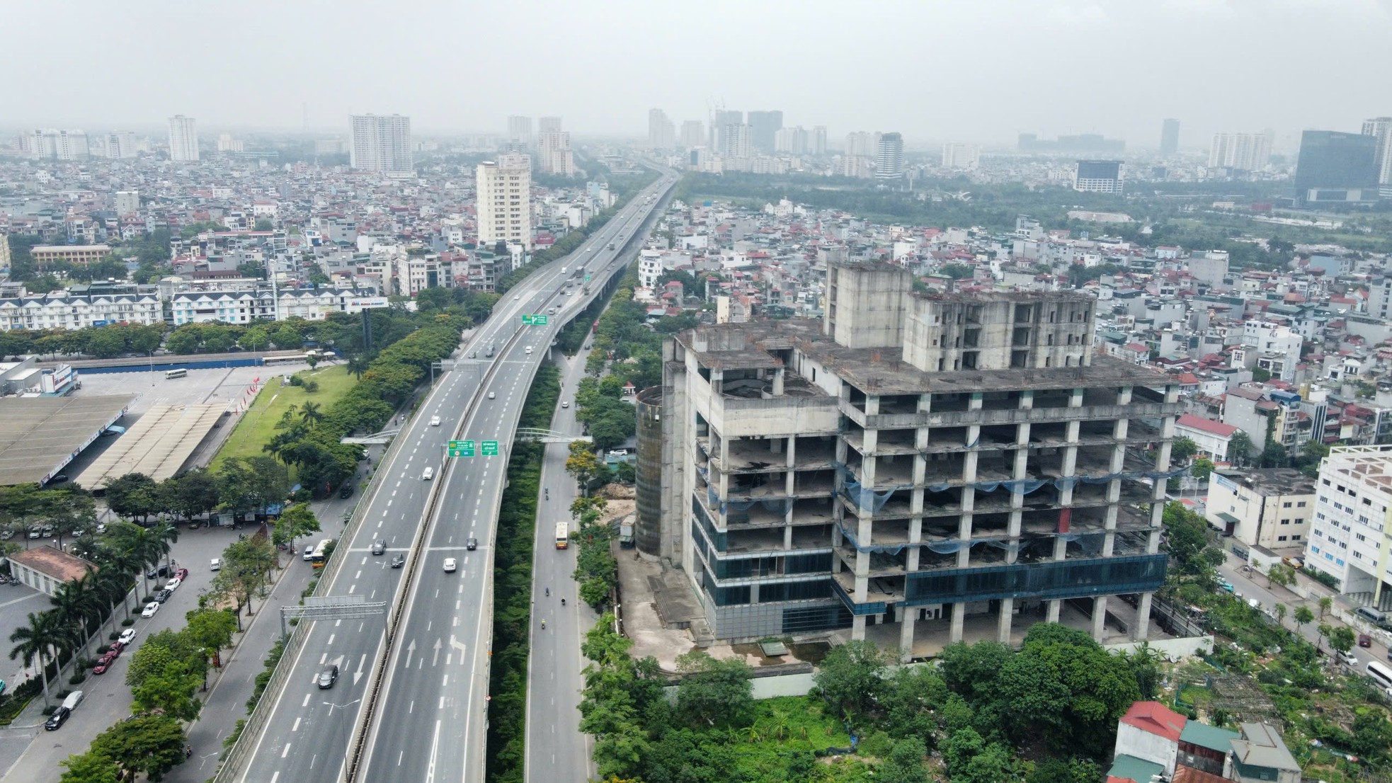 Tận thấy những tòa cao ốc 'chết yểu', bỏ hoang ở Hà Nội- Ảnh 9.