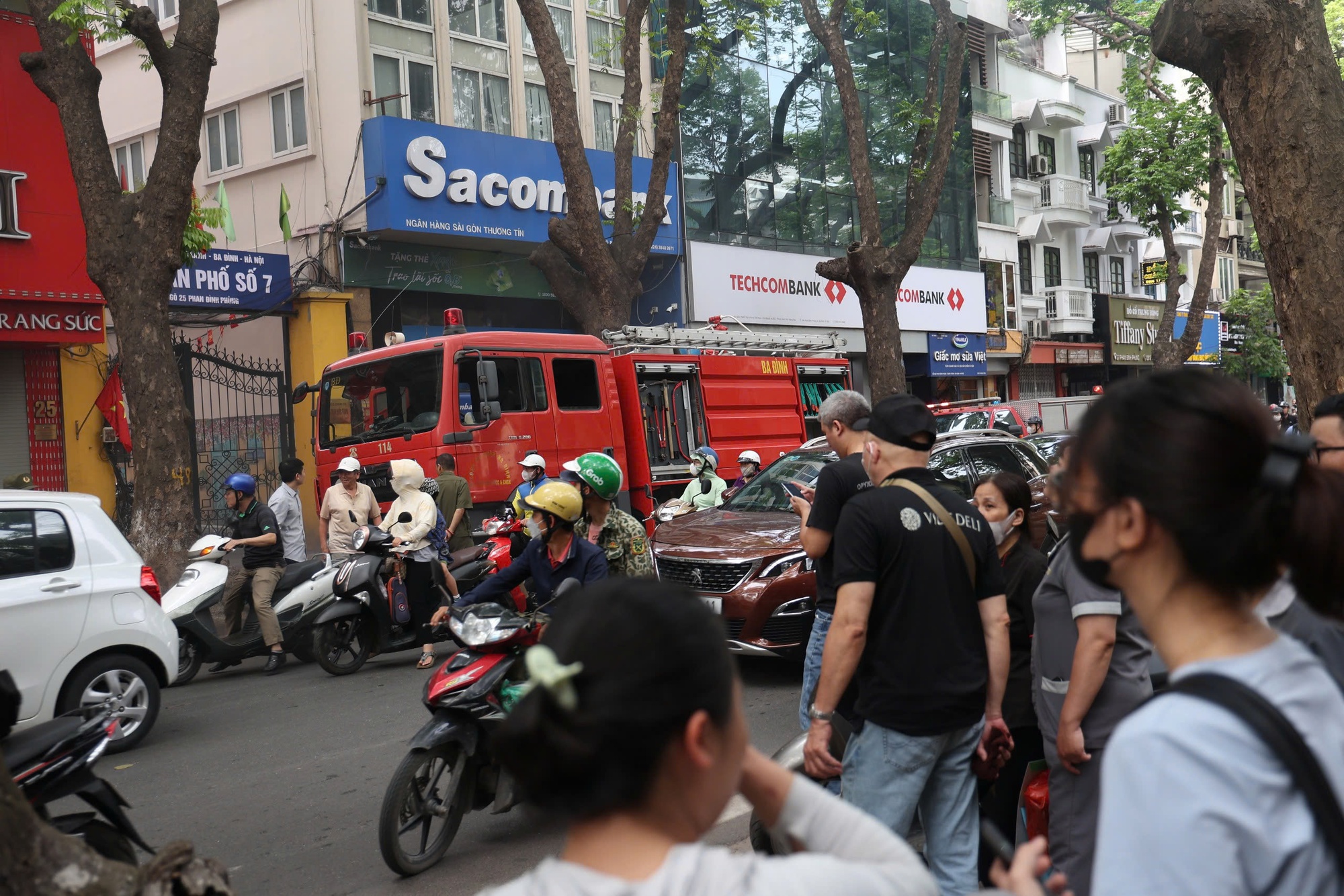 Hà Nội: Cháy nhà hàng nướng ở phố Phan Đình Phùng, lửa và khói bốc nghi ngút từ tầng 5- Ảnh 4. Hà Nội: Cháy nhà hàng nướng ở phố Phan Đình Phùng, lửa và khói bốc nghi ngút từ tầng 5- Ảnh 4.