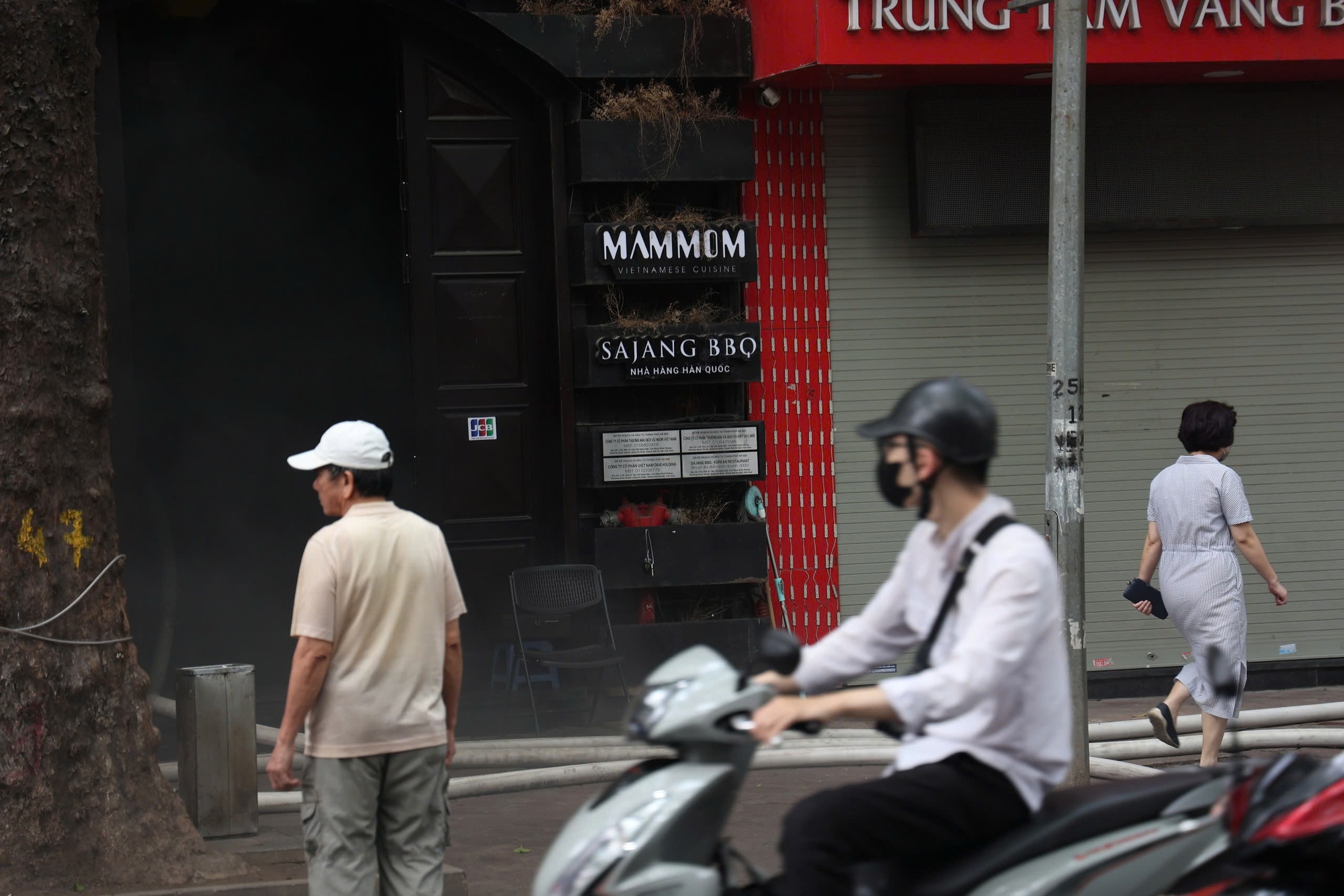 Hà Nội: Cháy nhà hàng nướng ở phố Phan Đình Phùng, lửa và khói bốc nghi ngút từ tầng 5- Ảnh 1. Hà Nội: Cháy nhà hàng nướng ở phố Phan Đình Phùng, lửa và khói bốc nghi ngút từ tầng 5- Ảnh 1.