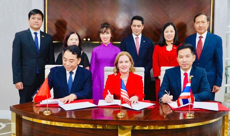 Vietjet và Boeing trao quyền khai thác 50 tàu bay Boeing 737 cho Vietjet Thái Lan- Ảnh 1. Vietjet và Boeing trao quyền khai thác 50 tàu bay Boeing 737 cho Vietjet Thái Lan- Ảnh 1.