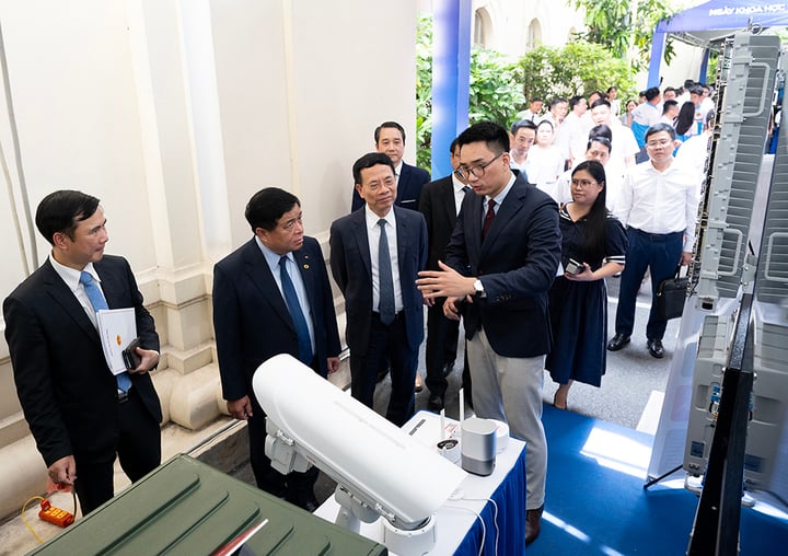 Bộ trưởng Nguyễn Mạnh Hùng: Có thể thu hút nhà khoa học, công nghệ toàn cầu giải 'bài toán lớn' của Việt Nam- Ảnh 1. Bộ trưởng Nguyễn Mạnh Hùng: Có thể thu hút nhà khoa học, công nghệ toàn cầu giải 'bài toán lớn' của Việt Nam- Ảnh 1.