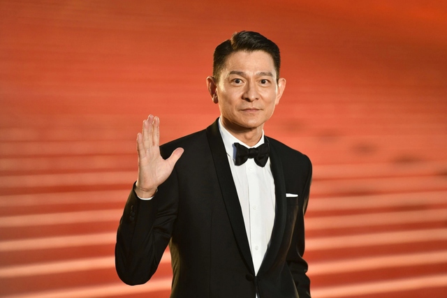 51 tuổi mới có con, nam diễn viên giờ nuôi con thành "ái nữ đắt giá nhất showbiz", soi số tiền học thêm mà toát mồ hôi- Ảnh 1. 51 tuổi mới có con, nam diễn viên giờ nuôi con thành "ái nữ đắt giá nhất showbiz", soi số tiền học thêm mà toát mồ hôi- Ảnh 1.