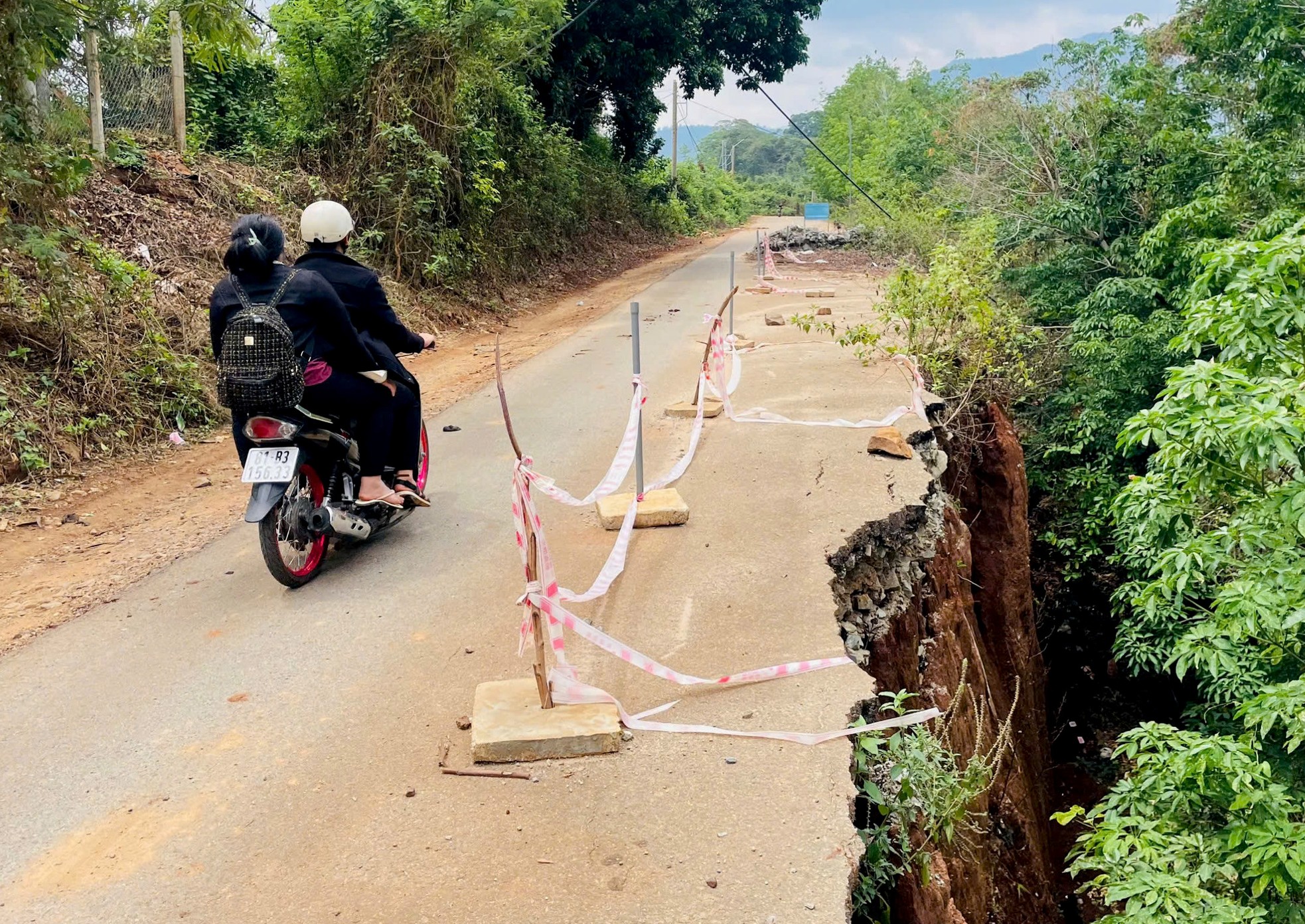 Nín thở qua đoạn đường bị sạt lở như vực thẳm- Ảnh 2. Nín thở qua đoạn đường bị sạt lở như vực thẳm- Ảnh 2.