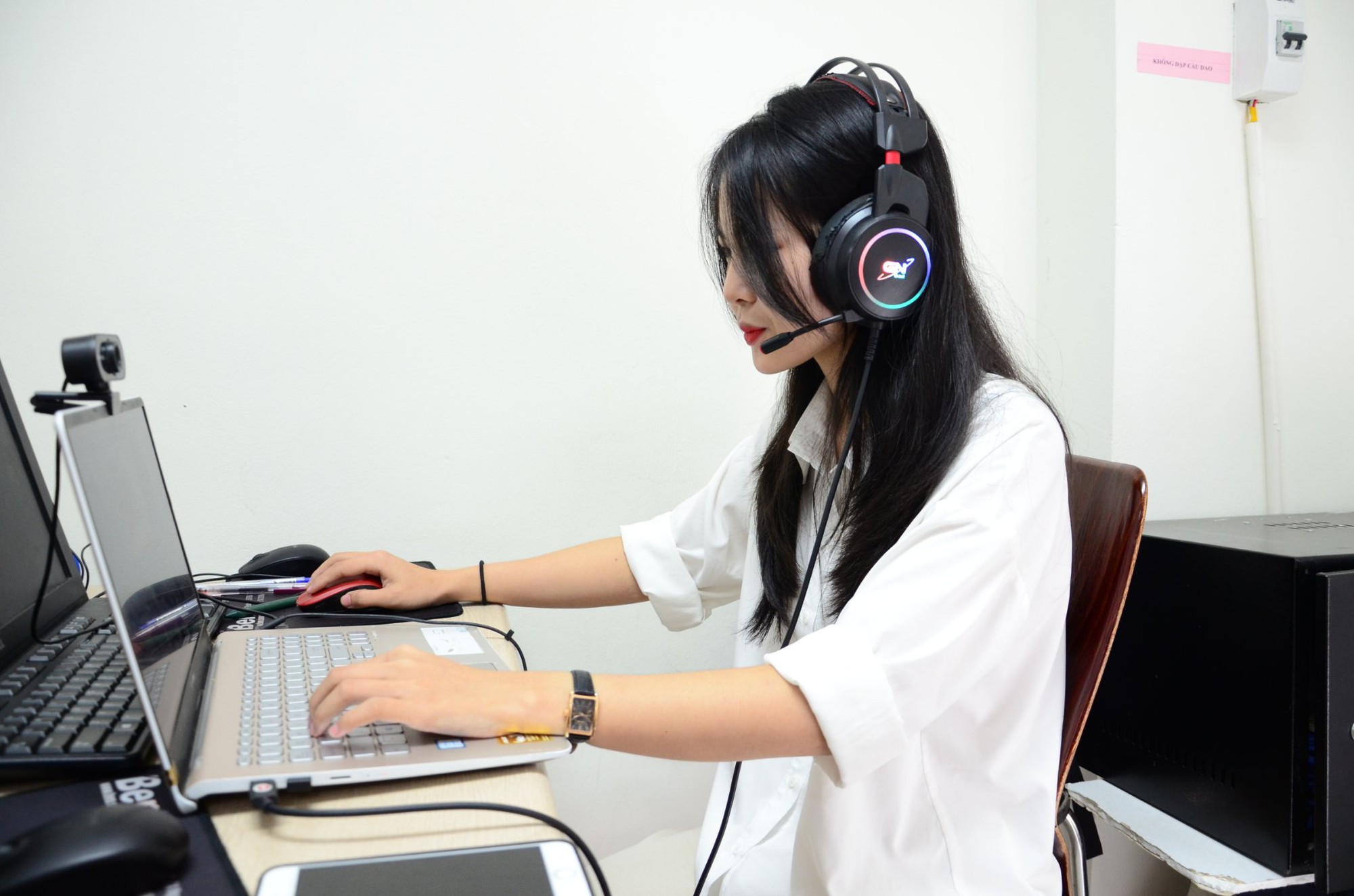 1 giáo viên tiếng Anh, 18 trường tiểu học, 76 lớp và 2.609 học sinh: Hành trình gieo chữ trên đá của Đại sứ WeChoice 2024- Ảnh 5. 1 giáo viên tiếng Anh, 18 trường tiểu học, 76 lớp và 2.609 học sinh: Hành trình gieo chữ trên đá của Đại sứ WeChoice 2024- Ảnh 5.