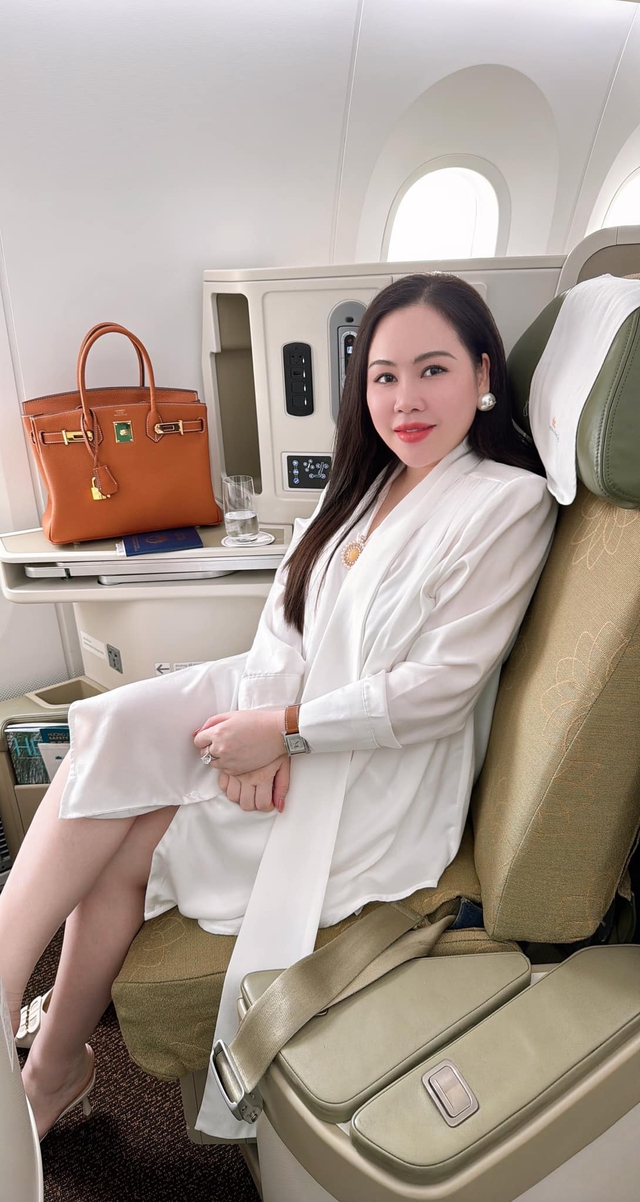 Diễn viên "lùn nhất" Việt Nam được chồng Tây cưng như trứng, lóa mắt trước nhẫn kim cương cỡ khủng- Ảnh 6. Diễn viên "lùn nhất" Việt Nam được chồng Tây cưng như trứng, lóa mắt trước nhẫn kim cương cỡ khủng- Ảnh 6.