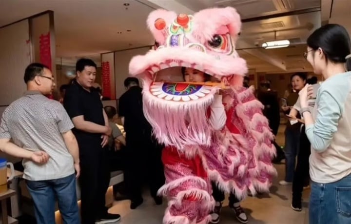 Cặp đôi làm tiệc cưới ở quán lẩu, hóa đơn dài 2 mét nhưng chỉ tốn 80 triệu đồng- Ảnh 2. Cặp đôi làm tiệc cưới ở quán lẩu, hóa đơn dài 2 mét nhưng chỉ tốn 80 triệu đồng- Ảnh 2.