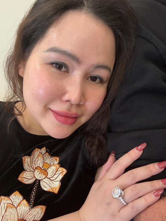 Diễn viên "lùn nhất" Việt Nam được chồng Tây cưng như trứng, lóa mắt trước nhẫn kim cương cỡ khủng- Ảnh 2. Diễn viên "lùn nhất" Việt Nam được chồng Tây cưng như trứng, lóa mắt trước nhẫn kim cương cỡ khủng- Ảnh 2.