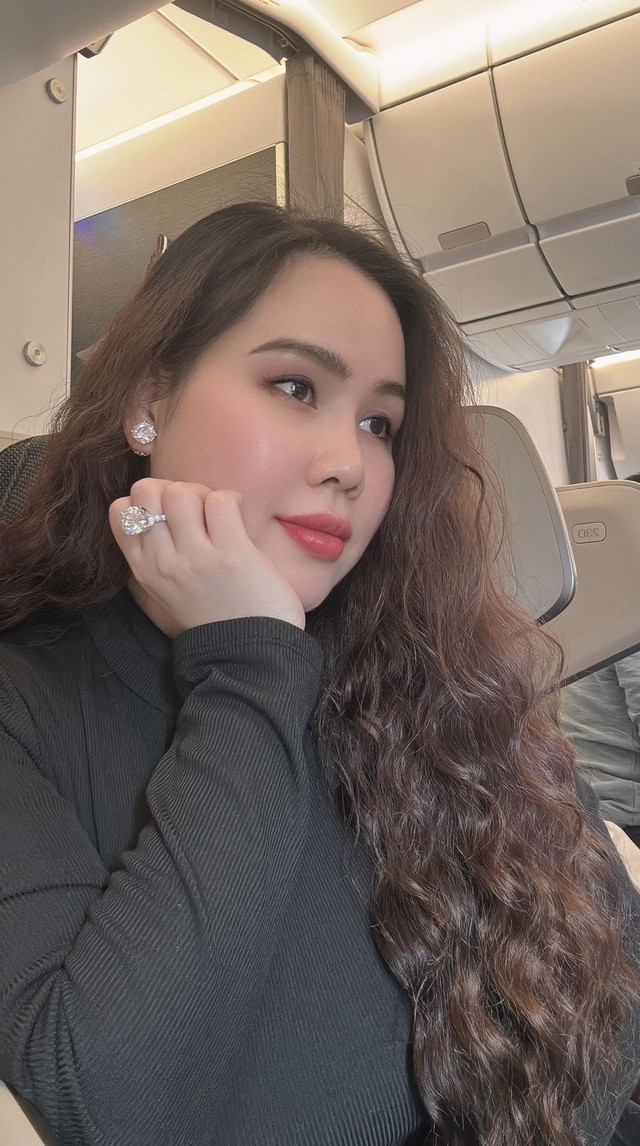 Diễn viên "lùn nhất" Việt Nam được chồng Tây cưng như trứng, lóa mắt trước nhẫn kim cương cỡ khủng- Ảnh 3. Diễn viên "lùn nhất" Việt Nam được chồng Tây cưng như trứng, lóa mắt trước nhẫn kim cương cỡ khủng- Ảnh 3.
