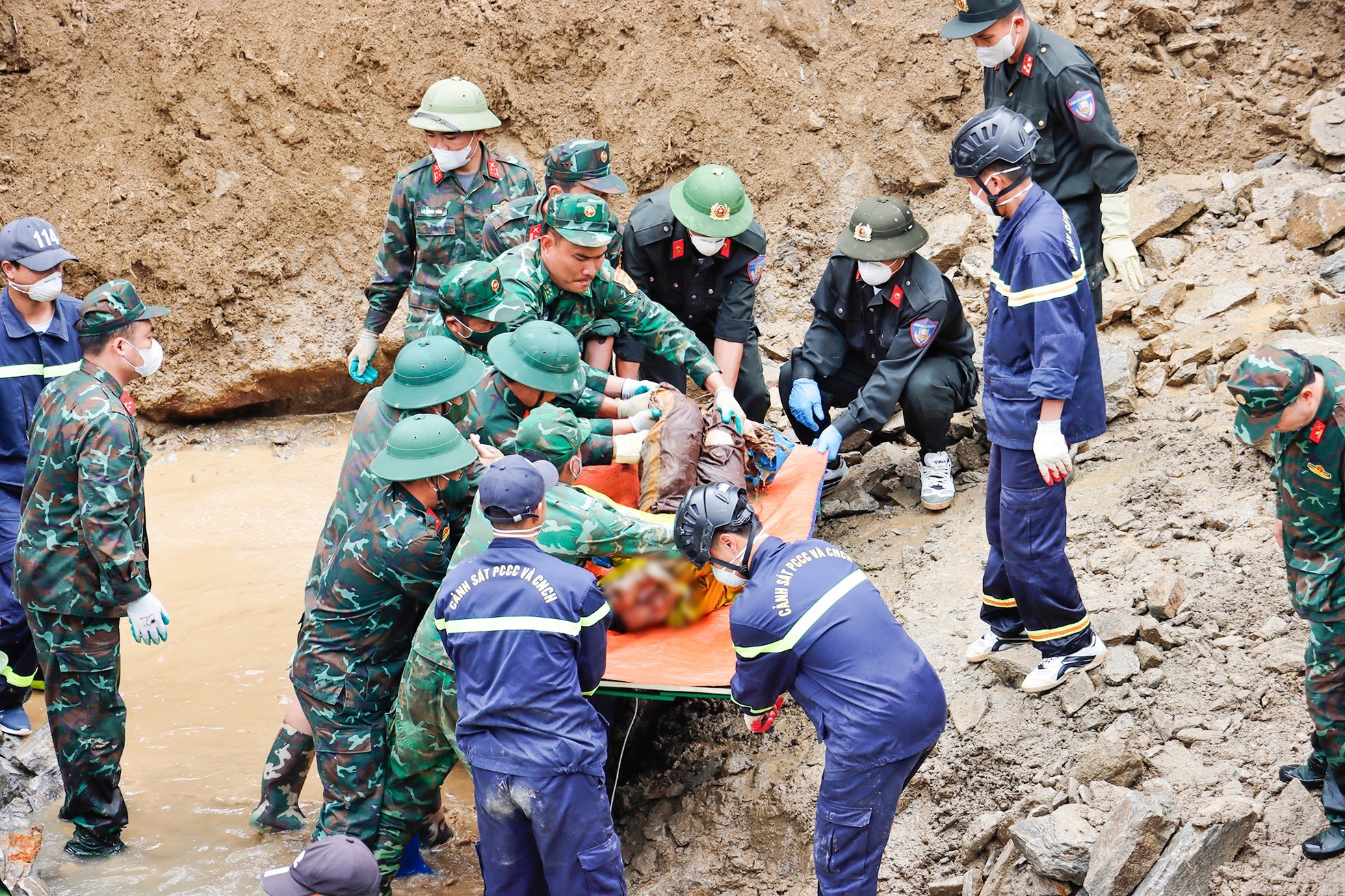 Mới nhất vụ sạt lở công trường thủy điện tại Lai Châu- Ảnh 1. Mới nhất vụ sạt lở công trường thủy điện tại Lai Châu- Ảnh 1.