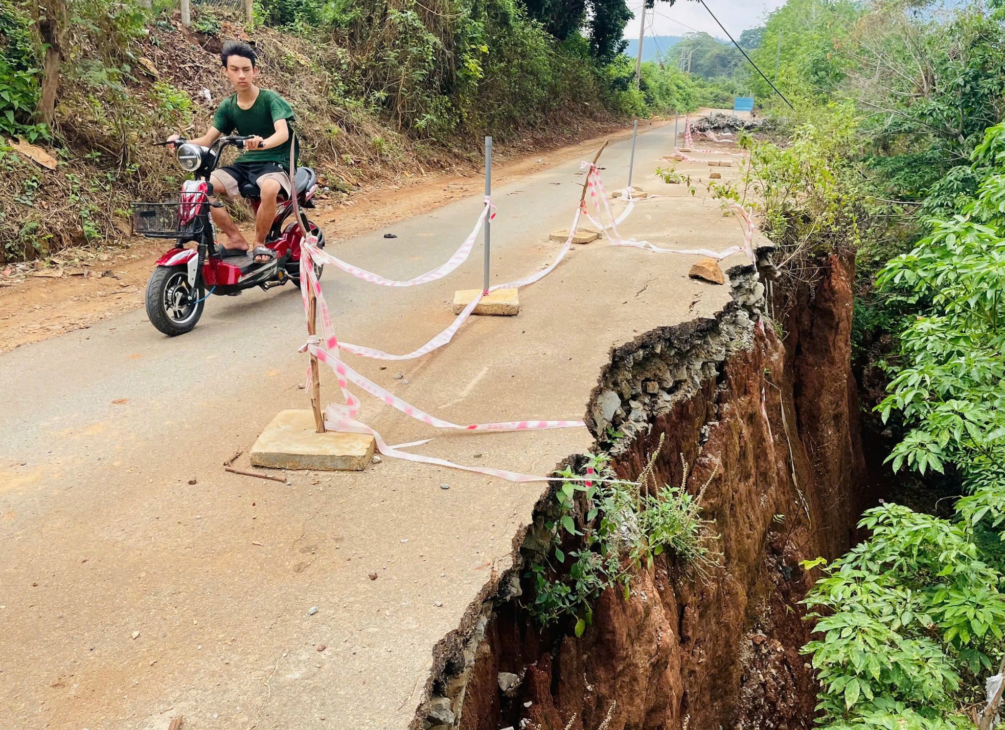 Nín thở qua đoạn đường bị sạt lở như vực thẳm- Ảnh 3. Nín thở qua đoạn đường bị sạt lở như vực thẳm- Ảnh 3.