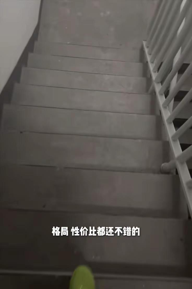 Từng là "thiếu gia trong mộng" của Cbiz, Lý Á Bằng nay dọn về sống trong khu chung cư cũ: Nợ nần, phá sản, đứa con nhỏ 3 tuổi cũng chịu khổ- Ảnh 2. Từng là "thiếu gia trong mộng" của Cbiz, Lý Á Bằng nay dọn về sống trong khu chung cư cũ: Nợ nần, phá sản, đứa con nhỏ 3 tuổi cũng chịu khổ- Ảnh 2.