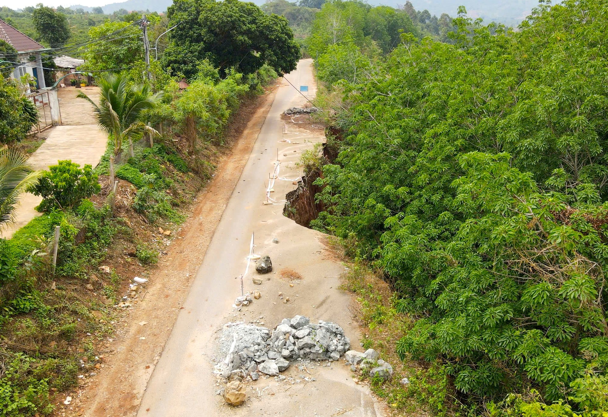 Nín thở qua đoạn đường bị sạt lở như vực thẳm- Ảnh 4. Nín thở qua đoạn đường bị sạt lở như vực thẳm- Ảnh 4.