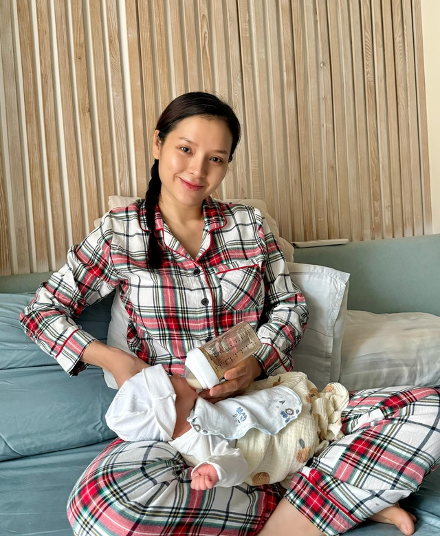 Sao nữ Vbiz và đám cưới "đậm mùi tiền": Dàn sính lễ bạc tỷ, gây sốc khi công khai con gái riêng 9 tuổi- Ảnh 11. Sao nữ Vbiz và đám cưới "đậm mùi tiền": Dàn sính lễ bạc tỷ, gây sốc khi công khai con gái riêng 9 tuổi- Ảnh 11.