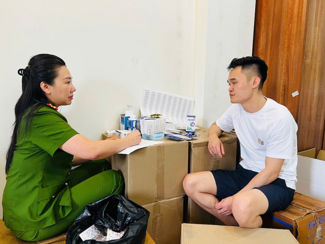 Cận cảnh hơn 100 tấn thuốc tân dược, thực phẩm chức năng giả do Phạm Ngọc Tiến và vợ cầm đầu- Ảnh 2. Cận cảnh hơn 100 tấn thuốc tân dược, thực phẩm chức năng giả do Phạm Ngọc Tiến và vợ cầm đầu- Ảnh 2.