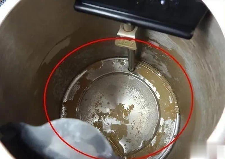 Nói thật: 3 thói quen dùng ấm đun siêu tốc đe dọa sức khỏe cả gia đình, nhiều người mắc phải không hay biết- Ảnh 1. Nói thật: 3 thói quen dùng ấm đun siêu tốc đe dọa sức khỏe cả gia đình, nhiều người mắc phải không hay biết- Ảnh 1.