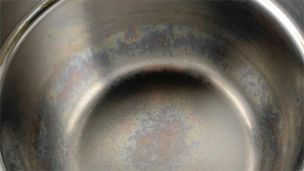 Rửa sạch đến mấy nồi chảo inox vẫn loang lổ vệt Rửa sạch đến mấy nồi chảo inox vẫn loang lổ vệt