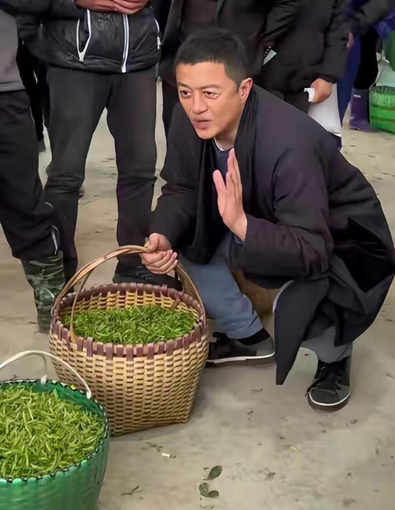 Từng là "thiếu gia trong mộng" của Cbiz, Lý Á Bằng nay dọn về sống trong khu chung cư cũ: Nợ nần, phá sản, đứa con nhỏ 3 tuổi cũng chịu khổ- Ảnh 4. Từng là "thiếu gia trong mộng" của Cbiz, Lý Á Bằng nay dọn về sống trong khu chung cư cũ: Nợ nần, phá sản, đứa con nhỏ 3 tuổi cũng chịu khổ- Ảnh 4.