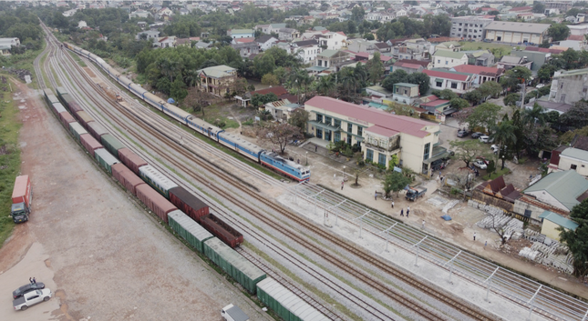 Sáp nhập Quảng Bình, Quảng Trị: Cán bộ đi làm bằng tàu hỏa hằng ngày- Ảnh 1. Sáp nhập Quảng Bình, Quảng Trị: Cán bộ đi làm bằng tàu hỏa hằng ngày- Ảnh 1.