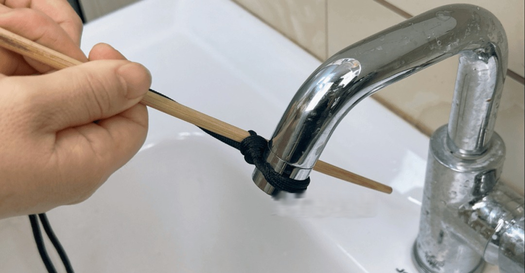 Dùng 1 sợi dây + 1 chiếc đũa, tôi Dùng 1 sợi dây + 1 chiếc đũa, tôi