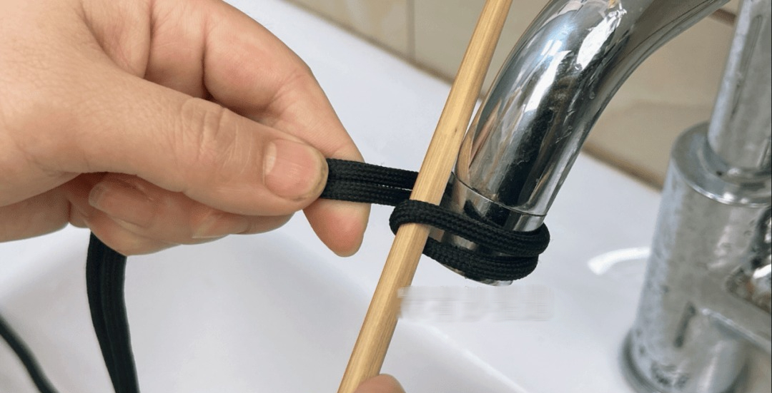Dùng 1 sợi dây + 1 chiếc đũa, tôi Dùng 1 sợi dây + 1 chiếc đũa, tôi