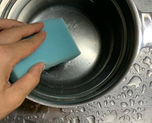 Rửa sạch đến mấy nồi chảo inox vẫn loang lổ vệt Rửa sạch đến mấy nồi chảo inox vẫn loang lổ vệt