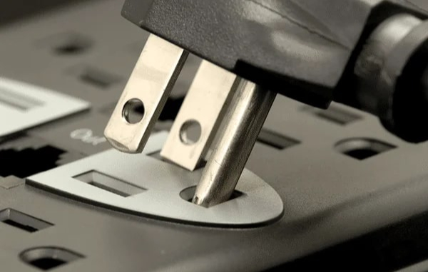 Bí mật chiếc lỗ tròn trên phích cắm: Tưởng dư thừa, hoá ra Bí mật chiếc lỗ tròn trên phích cắm: Tưởng dư thừa, hoá ra