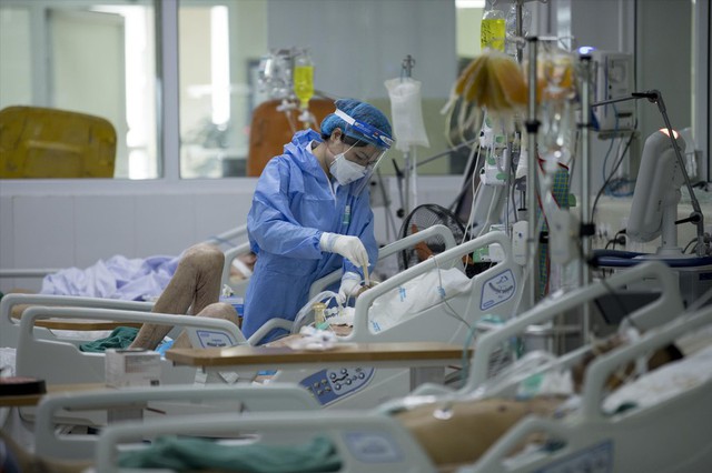 COVID-19 trở lại, ai dễ bị "tấn công" nhất?- Ảnh 1. COVID-19 trở lại, ai dễ bị "tấn công" nhất?- Ảnh 1.