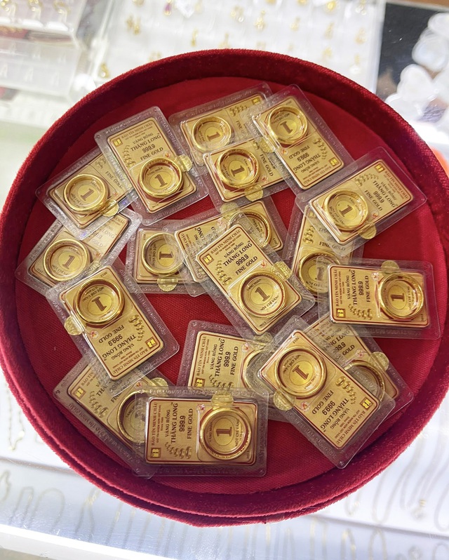 Hơn 20 ngày chăm chỉ xếp hàng mua vàng, người phụ nữ ở Hà Nội lỗ gần 200 triệu đồng- Ảnh 1. Hơn 20 ngày chăm chỉ xếp hàng mua vàng, người phụ nữ ở Hà Nội lỗ gần 200 triệu đồng- Ảnh 1.
