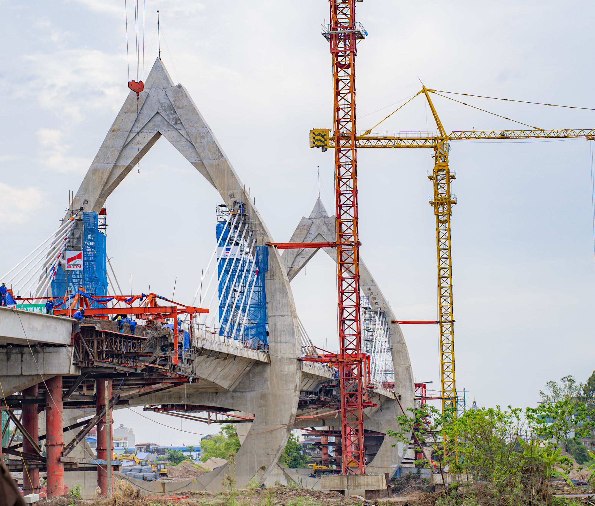 Chỉ vài ngày nữa, cây cầu dây văng hình búp sen, trị giá 1.200 tỷ tại Nam Định sẽ chính thức được thông xe- Ảnh 1. Chỉ vài ngày nữa, cây cầu dây văng hình búp sen, trị giá 1.200 tỷ tại Nam Định sẽ chính thức được thông xe- Ảnh 1.
