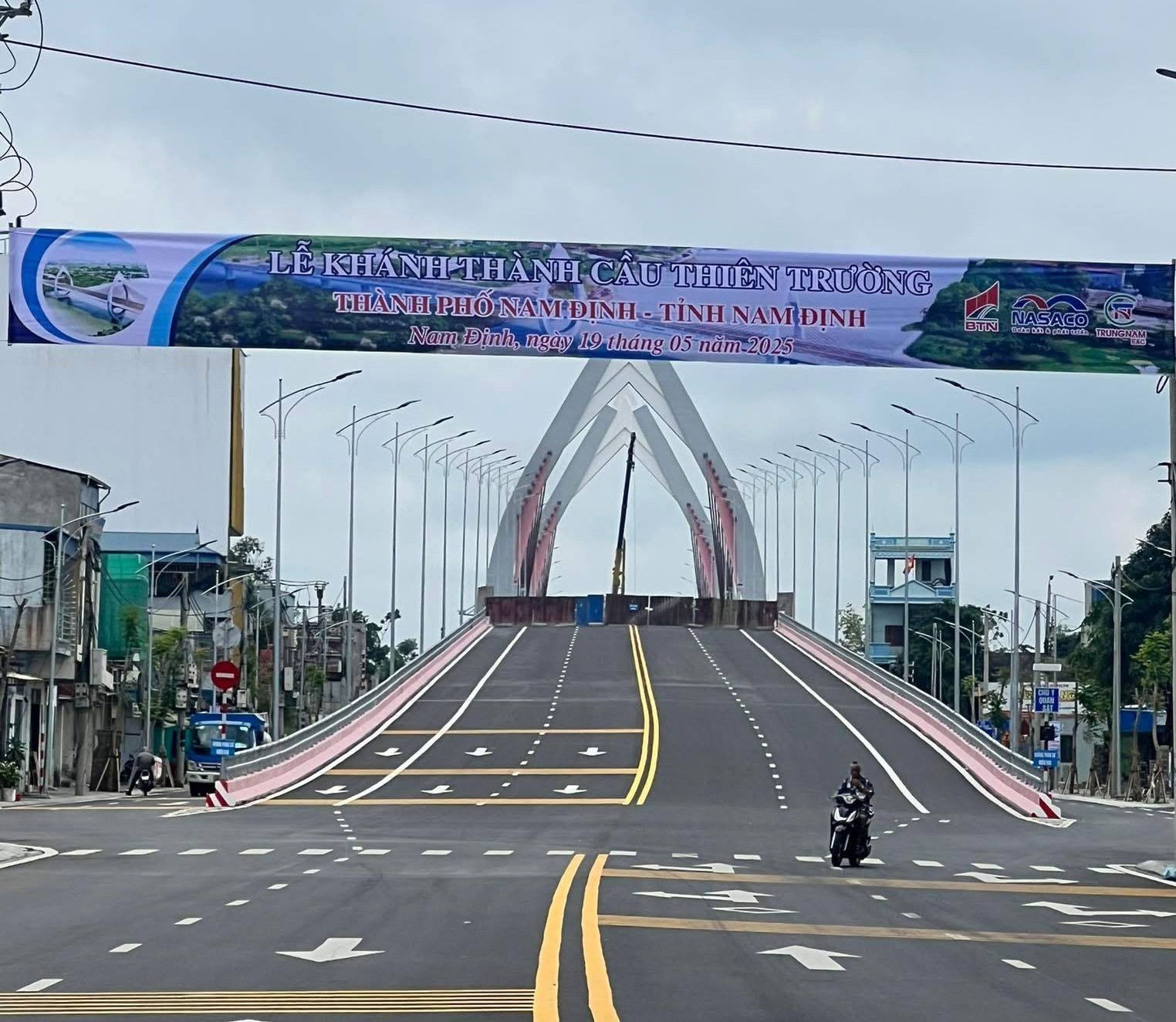 Chỉ vài ngày nữa, cây cầu dây văng hình búp sen, trị giá 1.200 tỷ tại Nam Định sẽ chính thức được thông xe- Ảnh 2. Chỉ vài ngày nữa, cây cầu dây văng hình búp sen, trị giá 1.200 tỷ tại Nam Định sẽ chính thức được thông xe- Ảnh 2.