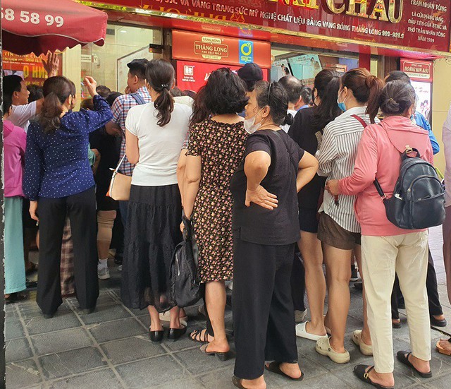 Hơn 20 ngày chăm chỉ xếp hàng mua vàng, người phụ nữ ở Hà Nội lỗ gần 200 triệu đồng- Ảnh 2. Hơn 20 ngày chăm chỉ xếp hàng mua vàng, người phụ nữ ở Hà Nội lỗ gần 200 triệu đồng- Ảnh 2.