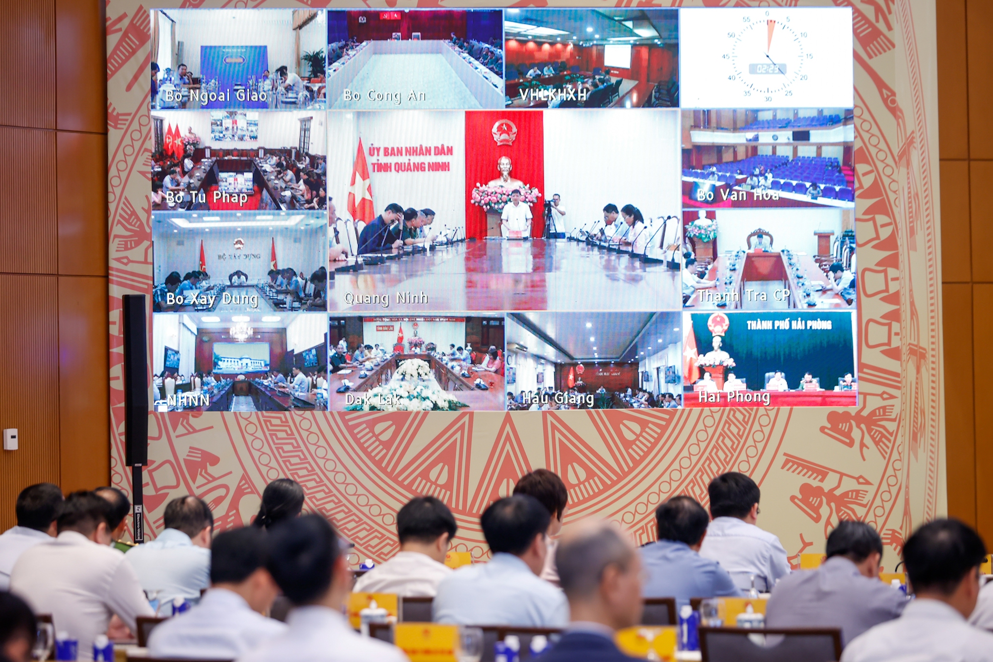 Thủ tướng chỉ đạo tổng rà soát tài khoản ngân hàng, sim điện thoại- Ảnh 1. Thủ tướng chỉ đạo tổng rà soát tài khoản ngân hàng, sim điện thoại- Ảnh 1.