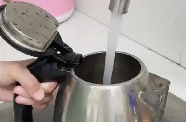 Nói thật: 3 thói quen dùng ấm đun siêu tốc đe dọa sức khỏe cả gia đình, nhiều người mắc phải không hay biết- Ảnh 2. Nói thật: 3 thói quen dùng ấm đun siêu tốc đe dọa sức khỏe cả gia đình, nhiều người mắc phải không hay biết- Ảnh 2.