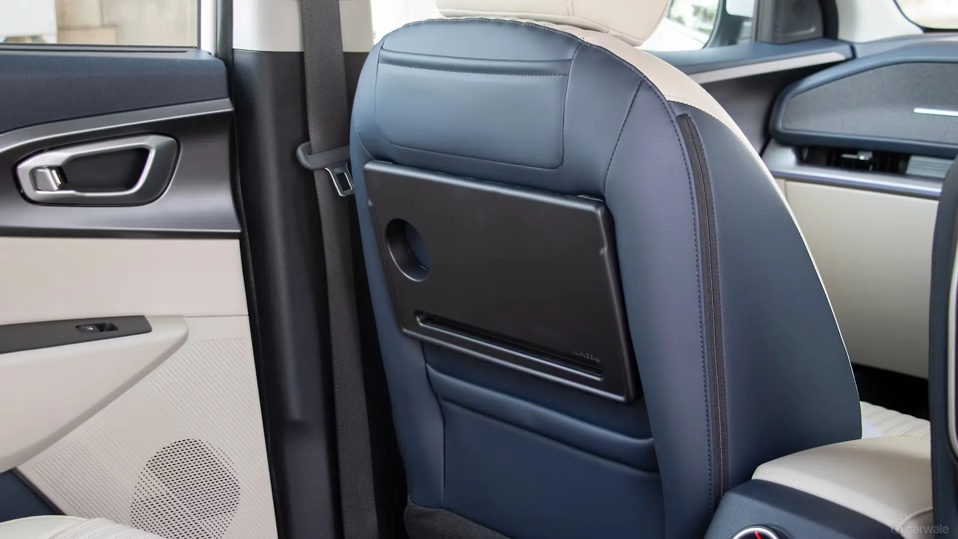 Ảnh thực tế Kia Carens Clavis vừa ra mắt: Có phanh tay điện tử, đồng hồ tốc độ 12 inch và 20 tính năng ADAS cấp độ 2- Ảnh 18. Ảnh thực tế Kia Carens Clavis vừa ra mắt: Có phanh tay điện tử, đồng hồ tốc độ 12 inch và 20 tính năng ADAS cấp độ 2- Ảnh 18.