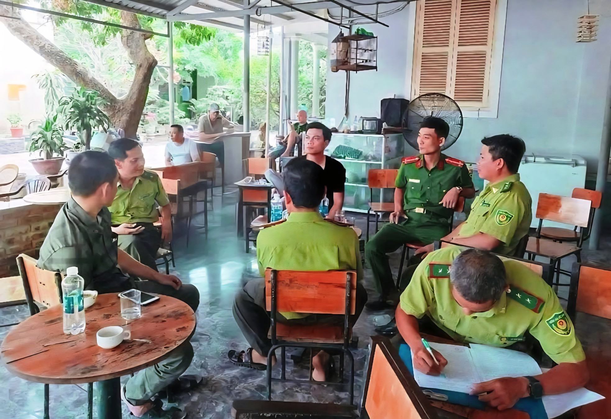 Vì sao kiểm lâm phải yêu cầu chứng minh nguồn gốc chim cảnh tại quán cà phê?- Ảnh 1. Vì sao kiểm lâm phải yêu cầu chứng minh nguồn gốc chim cảnh tại quán cà phê?- Ảnh 1.